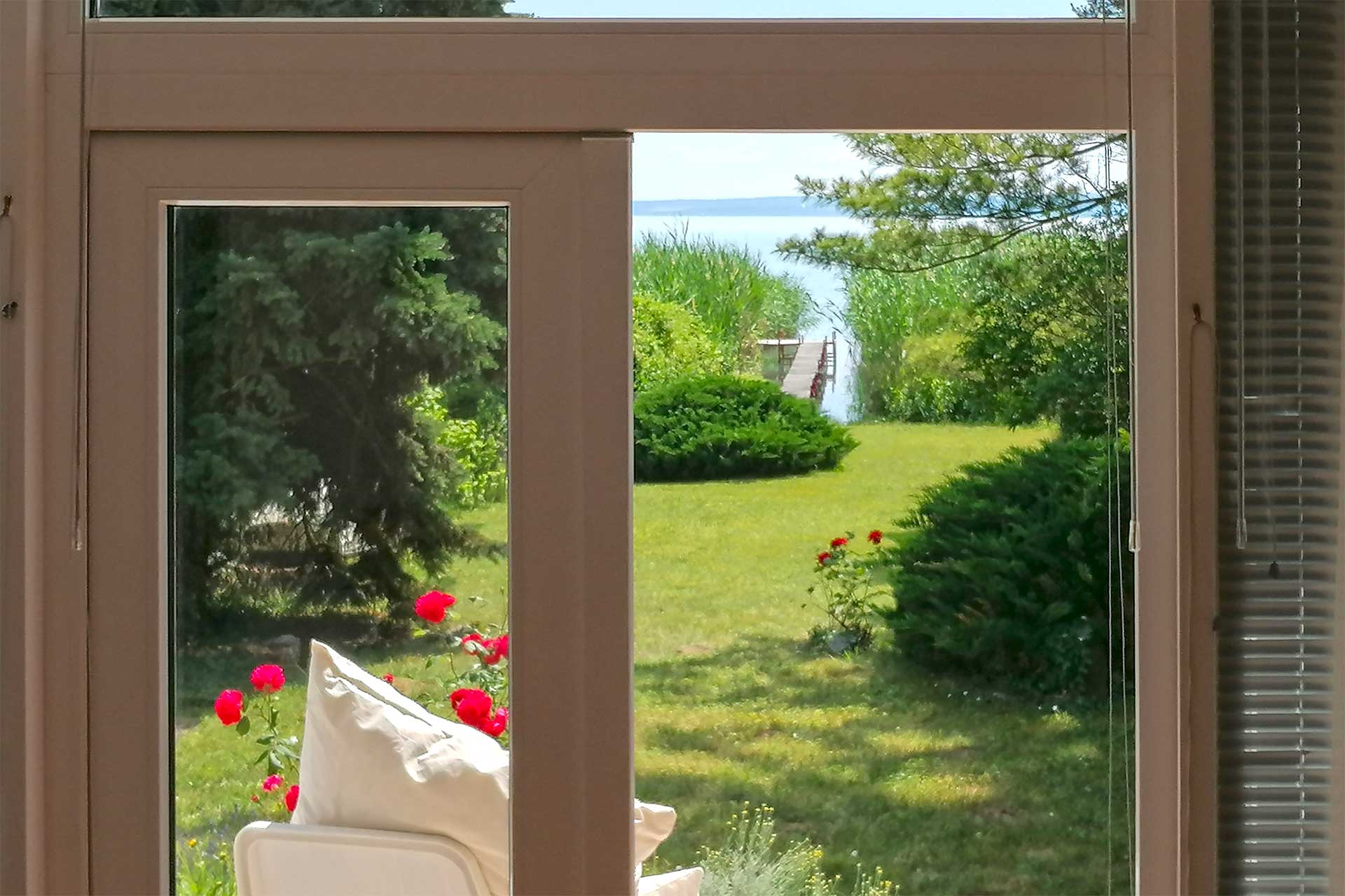 A nyaraló Balatonra néző ablakaiból, festői szépségű napfelkelték élvezhetők