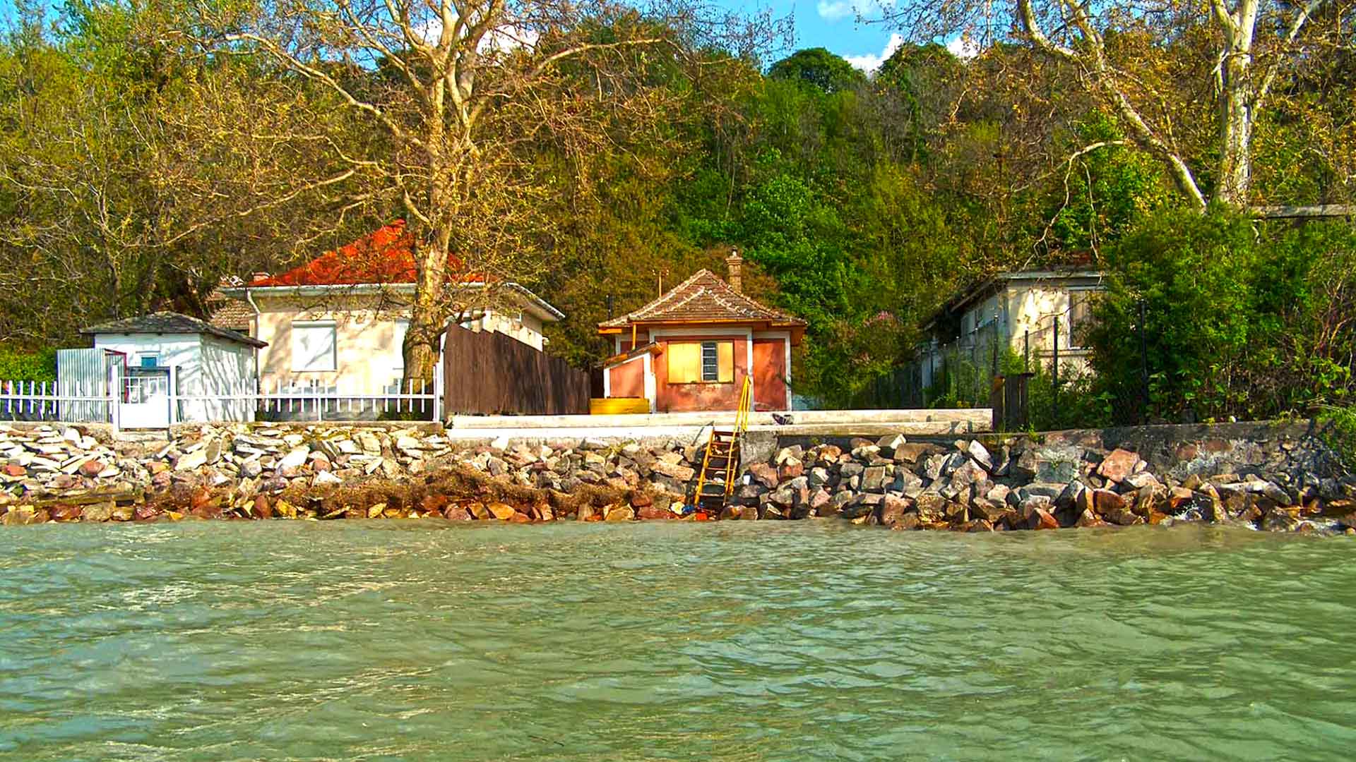 A kis partszélességű vízparti nyaralók biztosítják a vízhez való hozzájutást a Balatonon